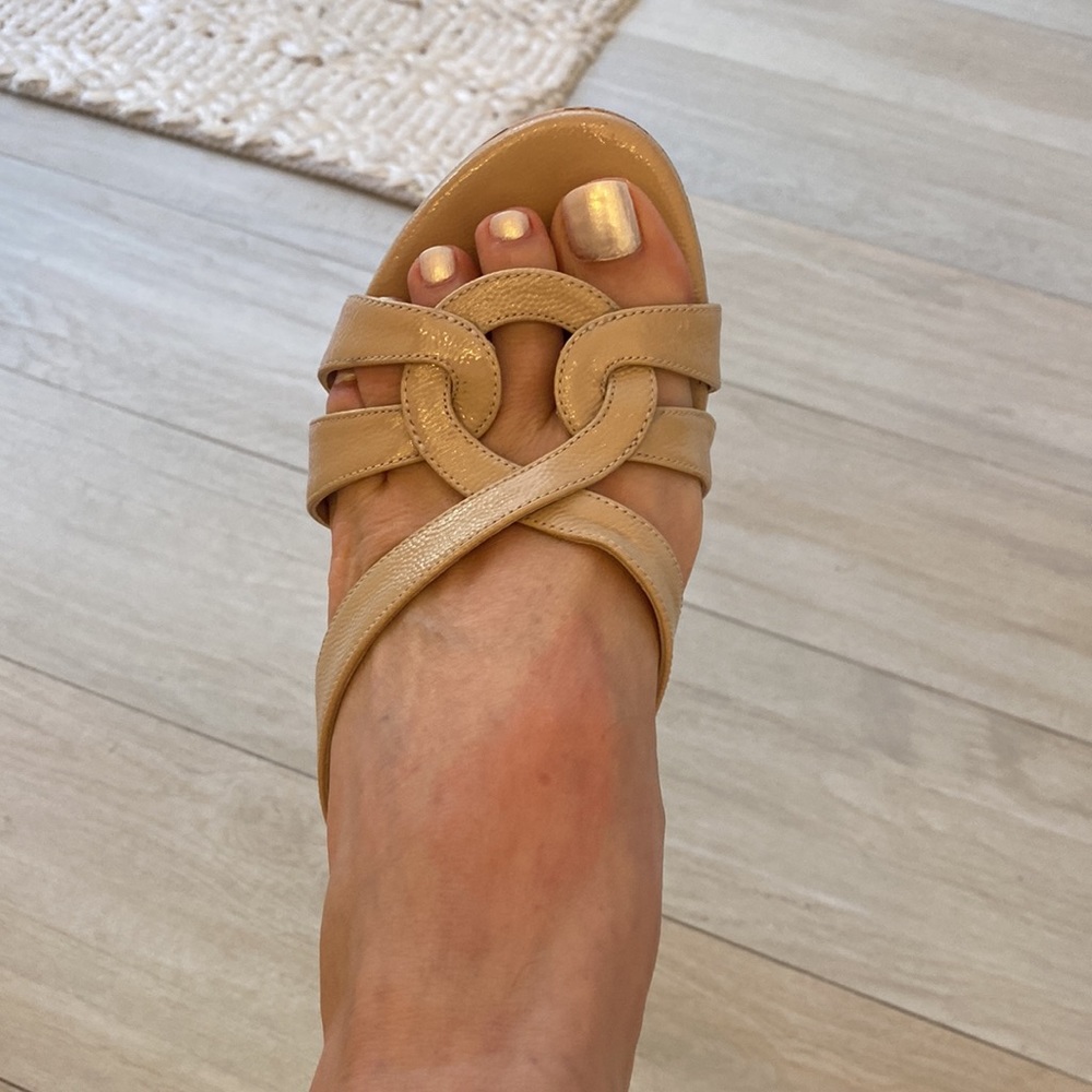 Stuart Weitzman nude patent wedge